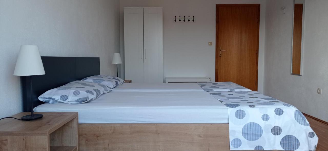 Studio Apartment With Balcony Trogir Buitenkant foto